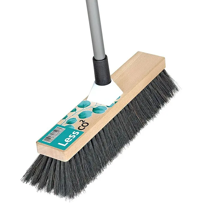 Peggy Perfect Less co² Besen - Breite Besen: 28 cm, Material Borsten: Naturhaar, Mit Teleskopstiel - Abgebildete ist ein Kehrbesen mit Holzkorpus, grauen Borsten und einem Etikett mit der Aufschrift "Less CO2" auf schwarzem Hintergrund.