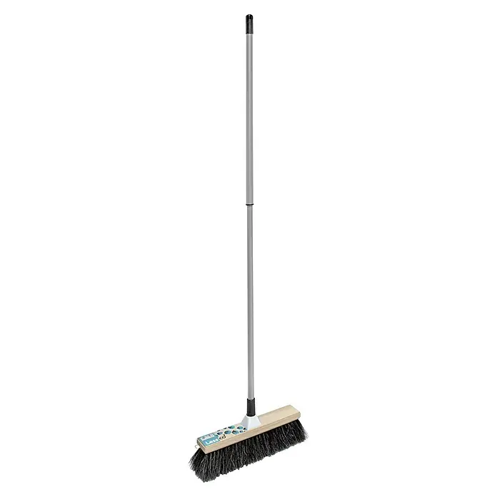 Peggy Perfect Less co² Besen - Breite Besen: 28 cm, Material Borsten: Naturhaar, Mit Teleskopstiel - Eine Bodenbürste mit langem, silberfarbenen Stiel und einem hellbraunen Bürstenkopf mit dunklen Borsten für die Reinigung.