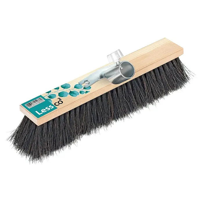 Peggy Perfect Less co² Straßenbesen - Breite Besen: 40 cm, Material Borsten: Arenga-Fasern - Eine Kehrbürste mit Holzgriff und der Aufschrift "Less CO2" ist zu sehen, die Borsten sind dunkelgrau.