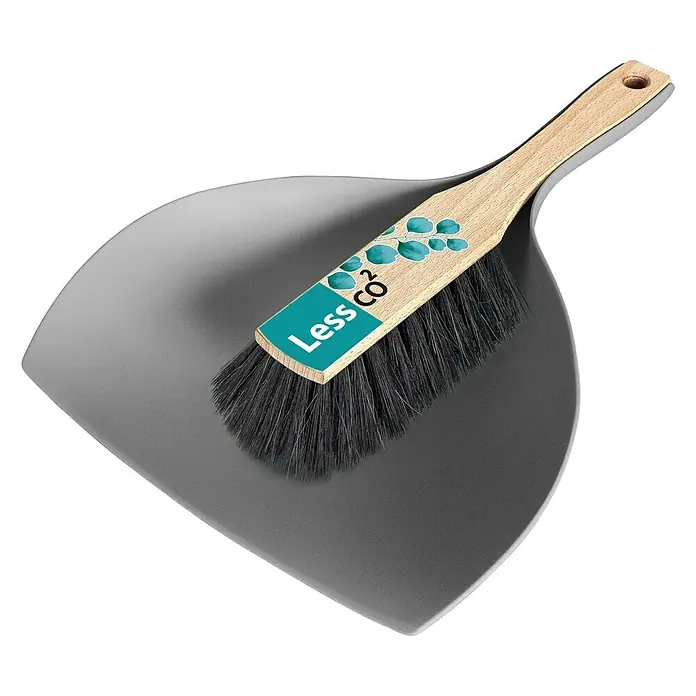 Peggy Perfect Less co² Kehr-Set - Material: Holz/Kunststoff, Material Borsten: Naturfaser - Ein graues Kehrblech mit einer Kehrbürste darauf, die einen Holzgriff und ein blaugrünes Less CO2 Logo hat.