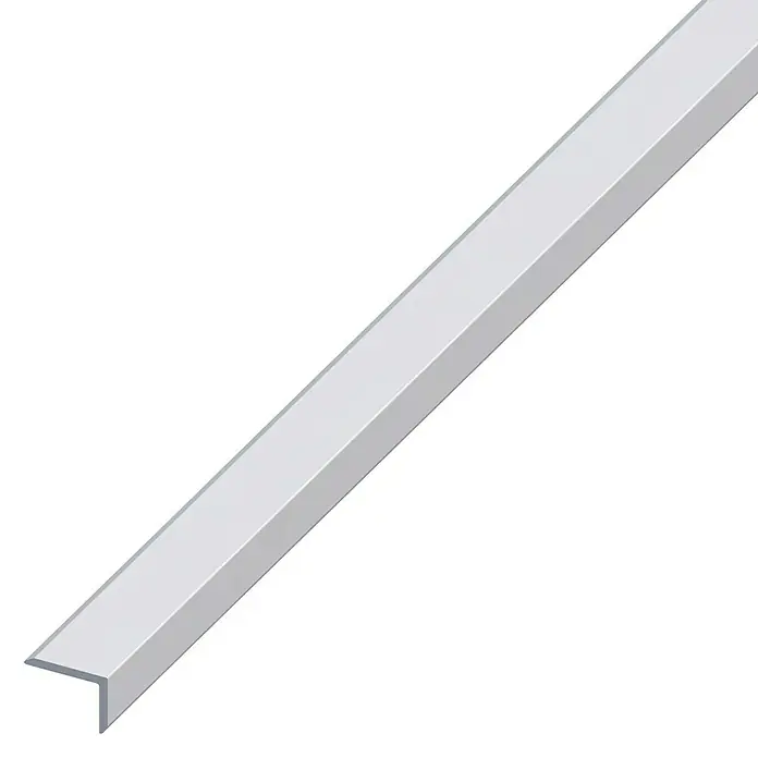 Winkelprofil - 2.500 x 19 x 8 mm, Stärke: 1,6 mm, Silber - Das Bild zeigt ein Winkelprofil aus Aluminium, das sich diagonal über einen schwarzen Hintergrund erstreckt. Das Profil ist hellgrau und hat eine klare, saubere Form.