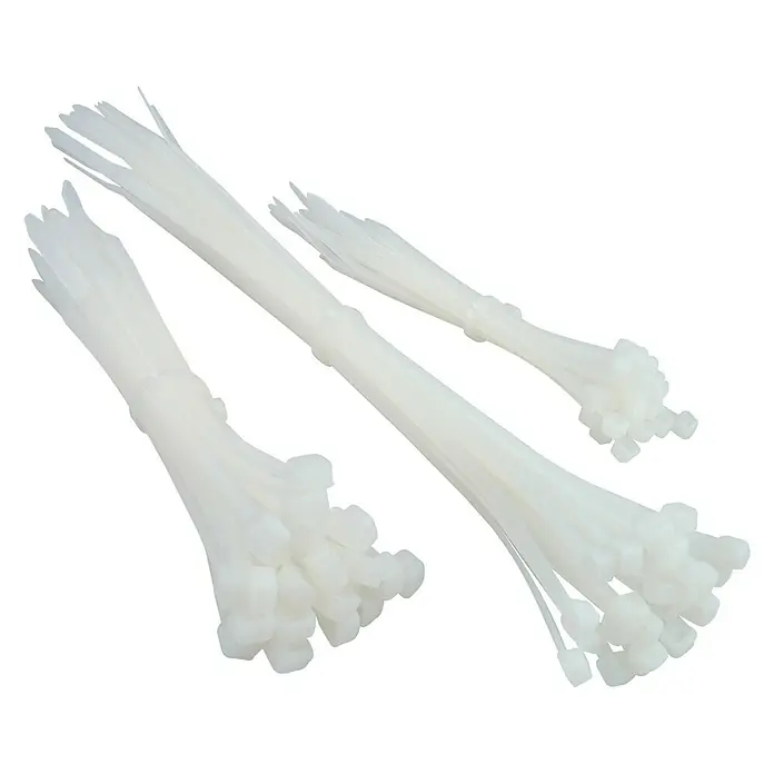 Voltomat Kabelbinder-Set - Transparent, 75 Stk., 2,5 x 100 mm - Nahaufnahme von drei Bündeln weißer Kabelbinder, die jeweils mit einem Band zusammengehalten werden, auf einem klaren, neutralen Hintergrund.