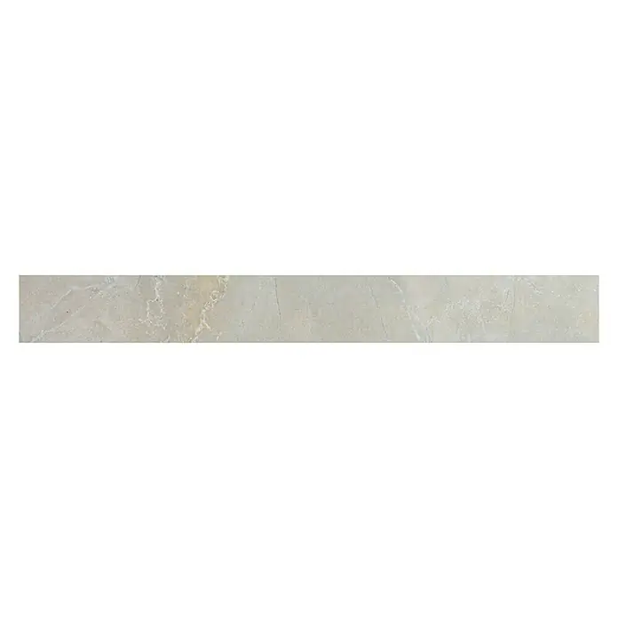 Sockelfliese Premium Marble - 7 x 60 cm, Ivory, Glänzend - Nahaufnahme einer langen, beigen Marmorfliese mit zarten Maserungen auf schwarzem Hintergrund.