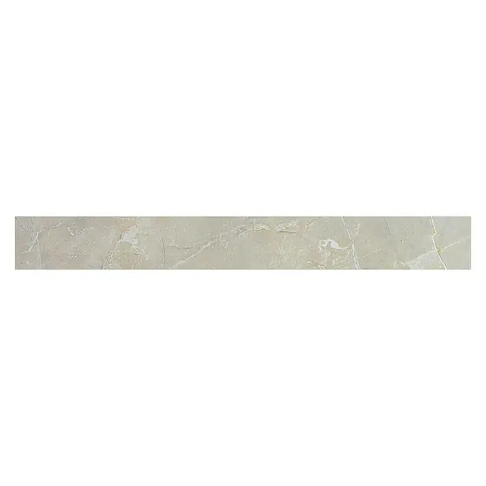 Sockelfliese Premium Marble - 7 x 60 cm, Ivory, Glänzend - Ein beigefarbenes Marmorfliesenstück mit sanften Adern vor schwarzem Hintergrund.