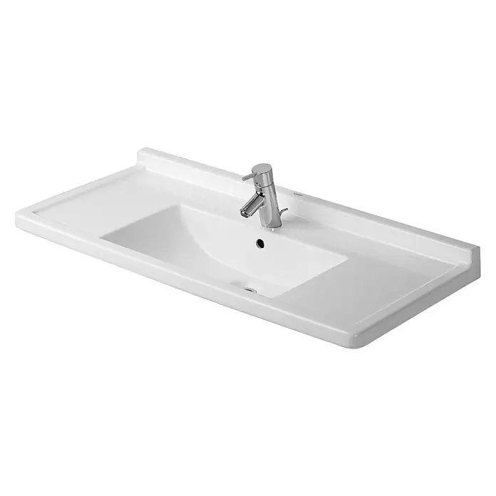 Duravit Starck 3 Waschtisch Typ 1 - 105 x 48,5 cm, Ohne Spezialglasur, Hahnloch: Mitte, Mit Überlauf, Weiß - Das Bild zeigt ein elegantes Waschbecken mit Armatur. Das Keramikbecken ist in Weiß gehalten und hat eine moderne, rechteckige Form.