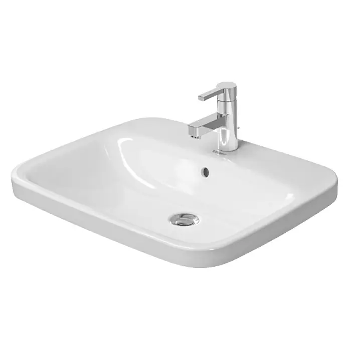 Duravit DuraStyle Einbauwaschbecken - 61,5 x 49,5 cm, Ohne Spezialglasur, Hahnloch: Mitte, Mit Überlauf, Weiß - Nahaufnahme eines modernen, rechteckigen Waschbeckens aus Keramik mit einem eleganten Chromhahn auf einem weißen Hintergrund.