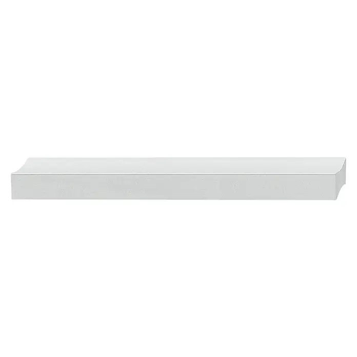 Häfele Möbelgriff - Typ Möbelgriff: Stange, L x B x H: 44 x 18 x 9 mm, Aluminium - Nahaufnahme eines weißen Sockelleistenelements, das sich durch sein detailliertes Profil und die glatte Oberfläche ideal für stilvolle Innenräume eignet.