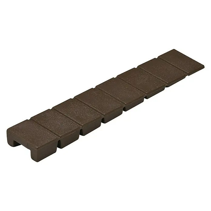 Suki Cuña para muebles - Largo: 13,5 mm, Marrón - Una piedra marrón de plástico para bordes de césped, ideal para el diseño de jardines y paisajes, ofreciendo una solución de frontera duradera y estética.