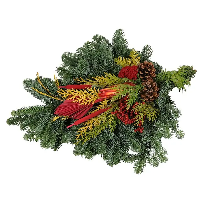 Piardino Grabstrauß 1050 - Nobilistanne, Dekoriert - Dekorative Tannenzweig-Arrangement mit roten und gelben Akzenten, sowie Tannenzapfen, ideal für festliche Dekorationen und saisonale Designs.