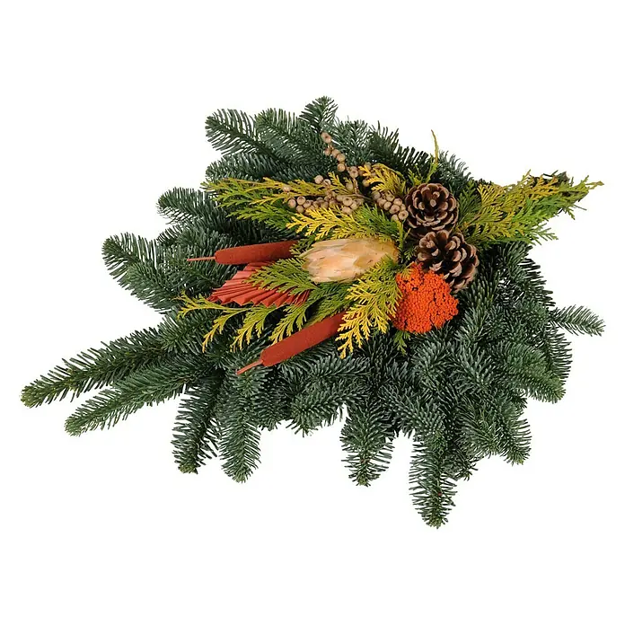 Piardino Grabstrauß 1050 - Nobilistanne, Dekoriert - Festlicher Tannenkranz mit Zapfen, Rohrkolben und orangefarbenen Blüten, ideal als Grabschmuck oder Tischdeko.