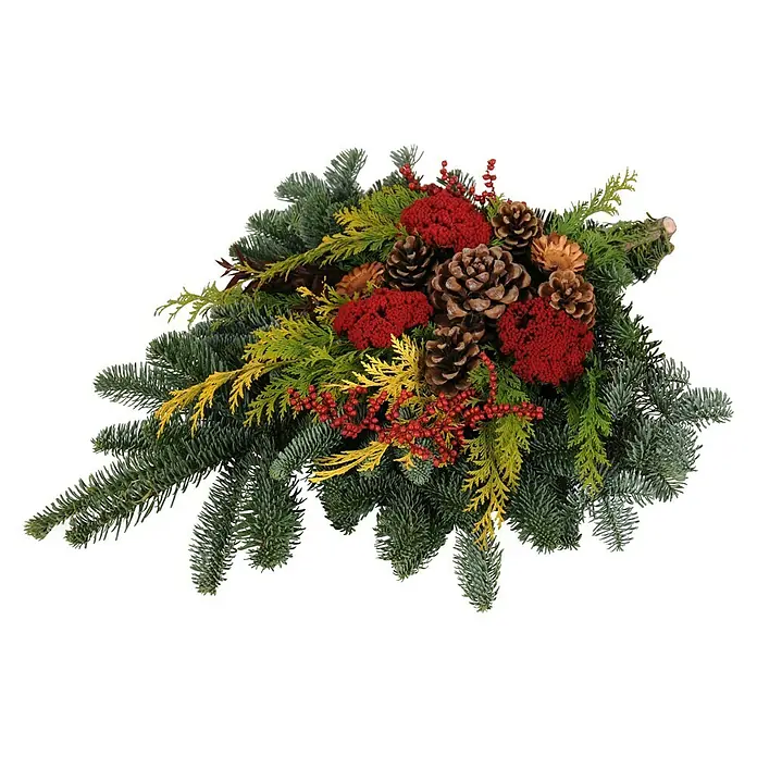 Piardino Grabstrauß 1005 - Nobilistanne, Dekoriert - Festlicher Grabschmuck mit Tannenzweigen, roten Blüten und Zapfen, ideal für Gedenktage.