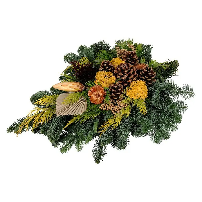 Piardino Grabstrauß 1005 - Nobilistanne, Dekoriert - Dekoratives Gesteck mit Tannenzweigen, Zapfen und gelben Blüten, ideal als Tischdeko oder Grabschmuck. Natürliche und stilvolle Gestaltung.