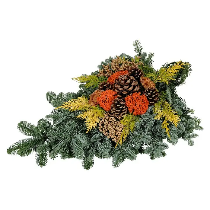 Piardino Grabstrauß 1005 - Nobilistanne, Dekoriert - Gesteck mit Tannenzweigen, Zapfen, orangen und beigen Zierelementen für eine festliche oder andächtige Dekoration.