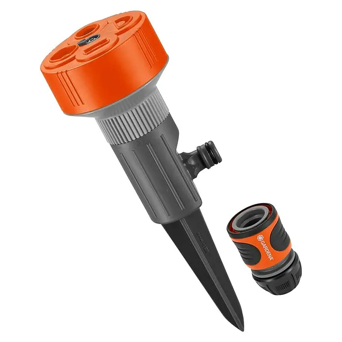 Gardena Classic Regner 4-Flächen-Regner TWIST - Max. Regnerfläche: 100 m², Anzahl Sprühformen: 4 Stk., Erdspieß - Gardena Vielflächenregner Tango, ein Bewässerungsgerät für Gärten. Der Regner ist orange und grau, mit einem Erdspieß zur Fixierung.