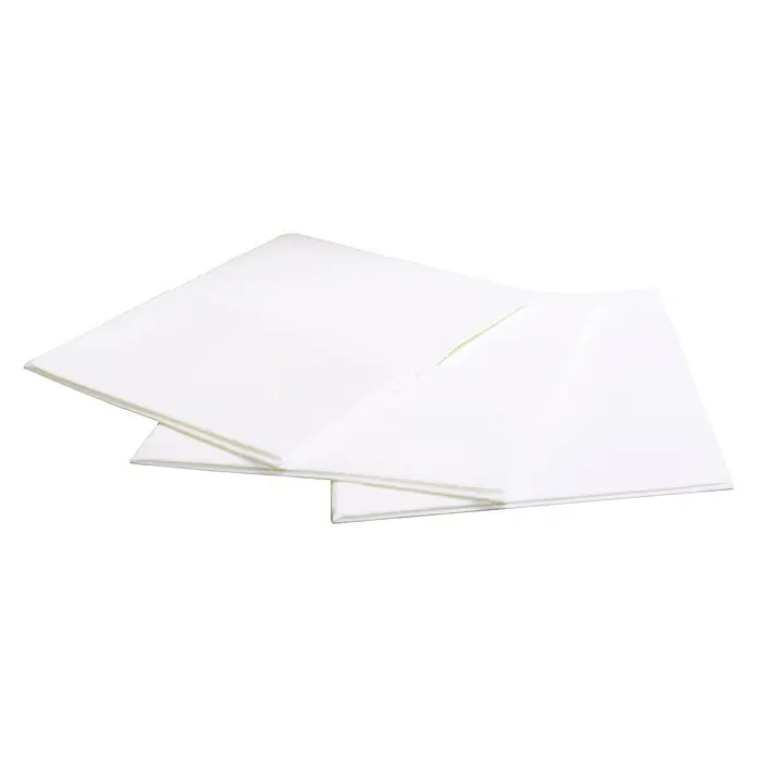Osmo Reinigungstücher Easy Pads10 Stk., 34 x 32,5 cm - Nahaufnahme von weißen, rechteckigen Papieren, die sich leicht überlappen und eine schlichte, minimalistische Ästhetik zeigen.