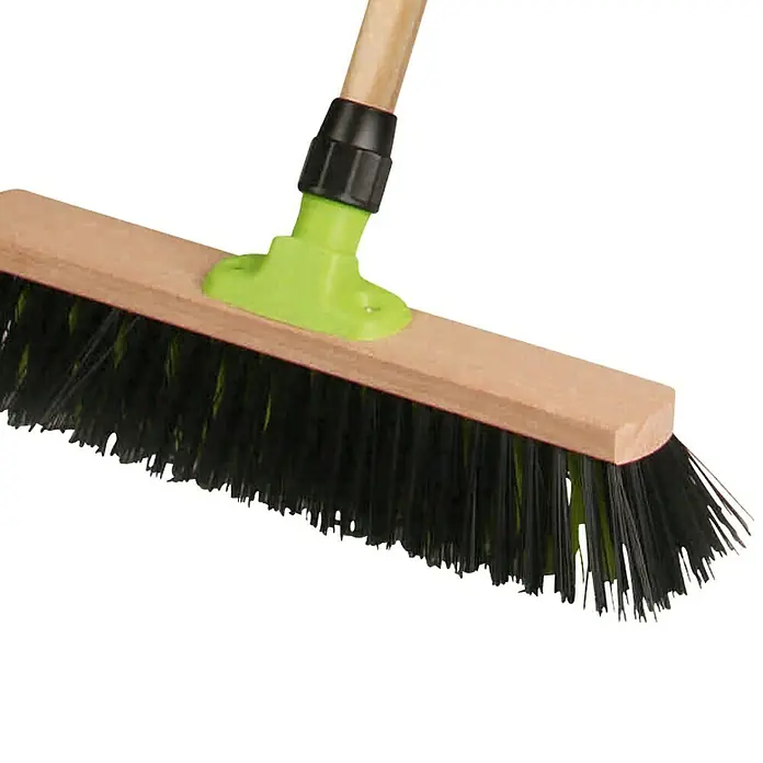 Freund Victoria Besen Universal - Arbeitsbreite: 40 cm, Material Borsten: Elaston - Nahaufnahme einer Straßenbürste mit Holzstiel, grünem Bürstenkopf und schwarzen Borsten vor schwarzem Hintergrund.