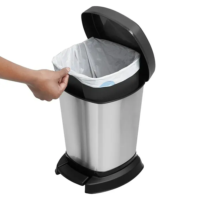 Rotho Kosmetikeimer Paso - 6 l, Metall, Schwarz/Silber-Metallic - Ein Edelstahl-Treteimer mit offenem Deckel, gefüllt mit einem Müllbeutel, eine Hand hält den Rand des Beutels fest.