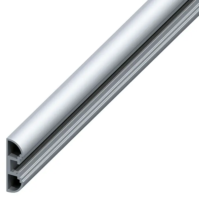 Kantoflex Coaxis Säulenprofil - 2.000 x 11 x 35,5 mm, Aluminium, Silber, Unbehandelt - Nahaufnahme eines silbernen LED-Lichtleistenprofils mit einer abgerundeten Abdeckung und Schlitzen, das eine moderne Beleuchtungslösung zeigt.