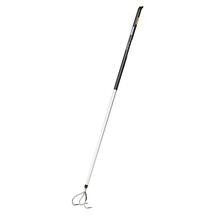 Fiskars Xact Grubber M - Arbeitsbreite: 15 cm - Das Bild zeigt einen Fiskars Unkrautstecher mit einem langen Stiel und einem gelben Griff, ideal für die Gartenarbeit. Das Werkzeug ist auf einem schwarzen Hintergrund.
