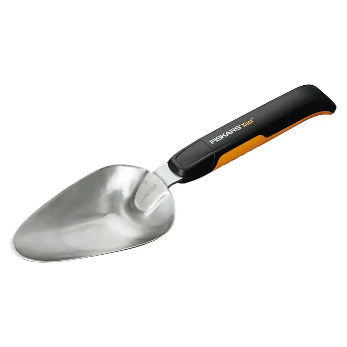Fiskars Xact Blumenkelle - Länge: 37,5 cm - Nahaufnahme eines Fiskars Xact Pflanzspatens mit Edelstahlschaufel und ergonomischem Griff für präzises Pflanzen.