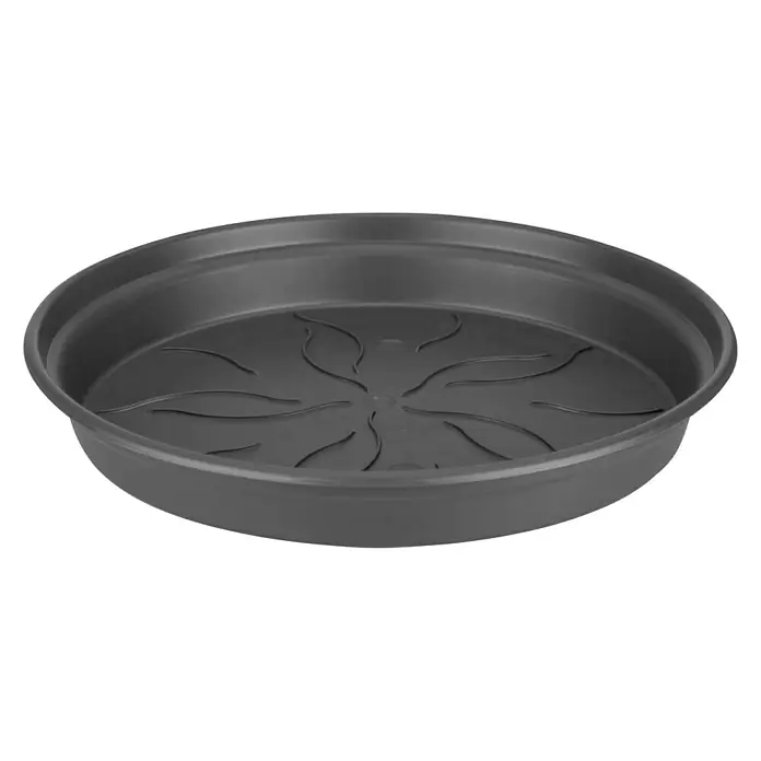 Elho Green Basics Maceta para planta + plato redondo - Dimensiones externas (Ø x Al): 13 x 12 cm, Plástico, Negro - Primer plano de un plato para macetas gris y redondo con un diseño decorativo en la parte inferior. Sirve para recoger el exceso de agua.
