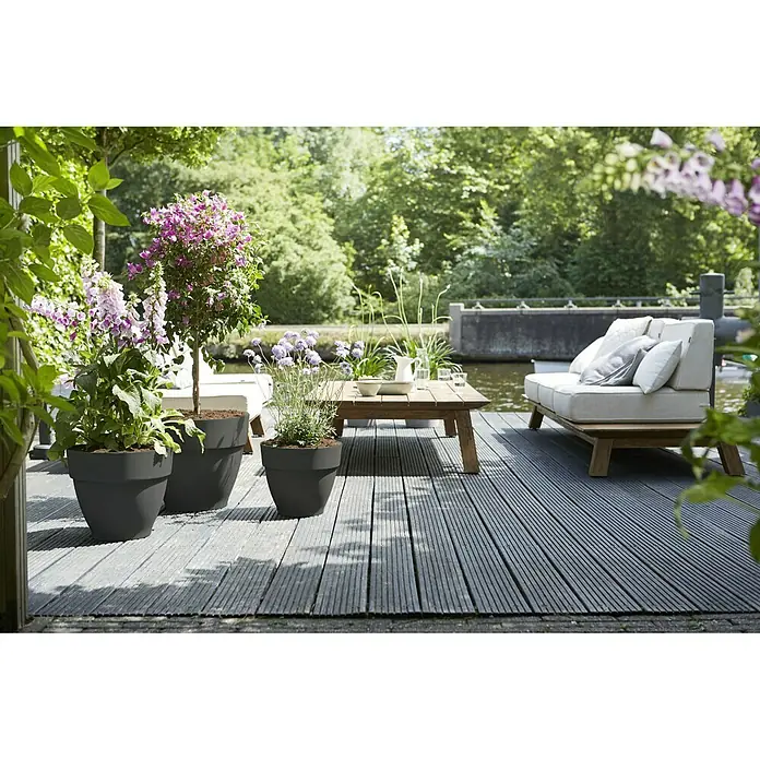 Elho Vibia Campana Maceta para planta Vibia Campana - Dimensiones externas (Ø x Al): 35 x 29 cm, Plástico, Antracita - Las elegantes macetas de antracita ponen plantas en escena en una terraza de madera. Ideal para el jardín, balcón o terraza.