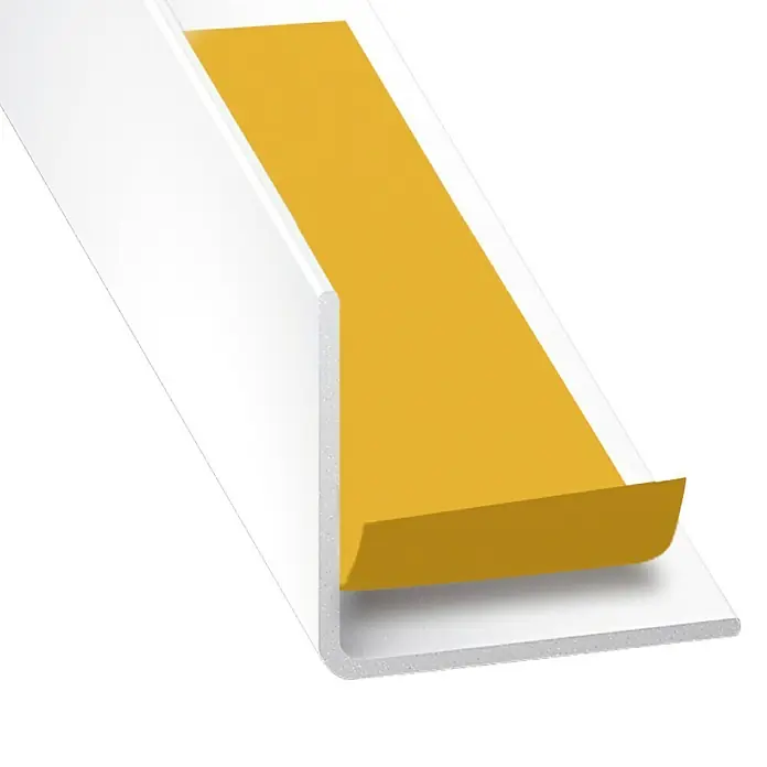 Alberts Perfil angular - 2,6 m x 15 mm x 15 mm, Espesor: 1 mm, Plástico, Blanco - Primer plano de un protector de borde blanco con una tira adhesiva amarilla parcialmente despegada. Ideal para la protección de bordes.