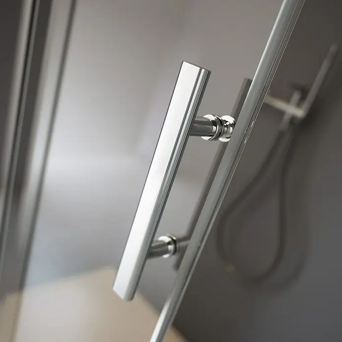 Camargue Duschtürgriff - Aluminium, Chrom, Länge: 21,5 cm - Detailaufnahme eines modernen Duschkabinentürgriffs aus Chrom, der ein elegantes und funktionales Design für das Badezimmer zeigt.