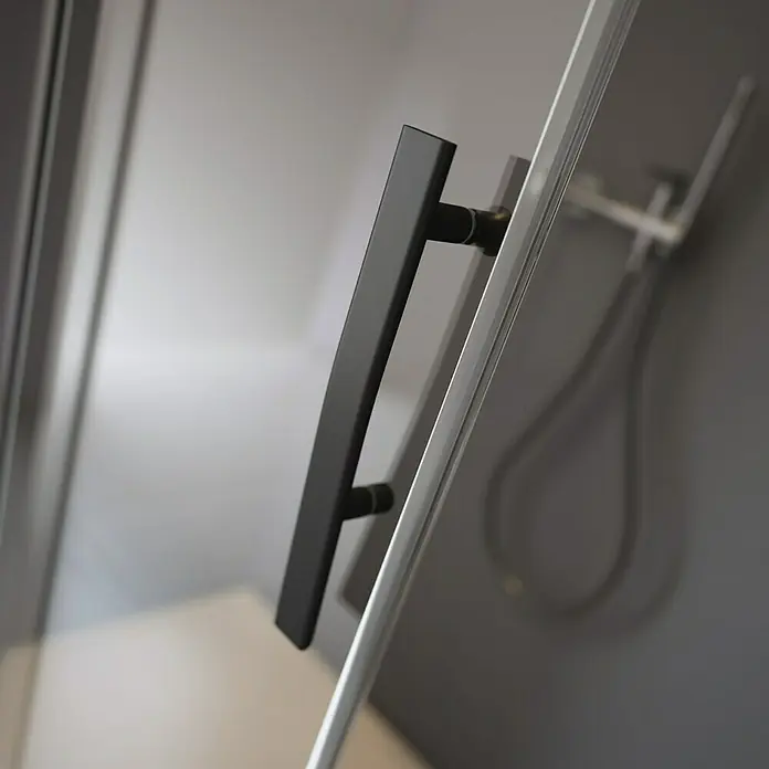 Camargue Duschtürgriff - Aluminium, Schwarz, Länge: 26 cm - Detailaufnahme eines modernen Duschkabinentürgriffs in Schwarz, der das elegante Design und die hochwertige Verarbeitung hervorhebt.