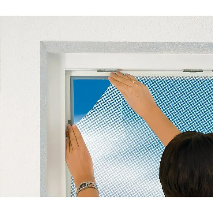 Easy Life Insektenschutzvorhang Premium - B x H: 100 x 220 cm, Weiß, Montage Insektengitter: Magnetisch anheften - Detailaufnahme eines Moskitonetzes, das an einem Fensterrahmen befestigt wird, um Insekten fernzuhalten.