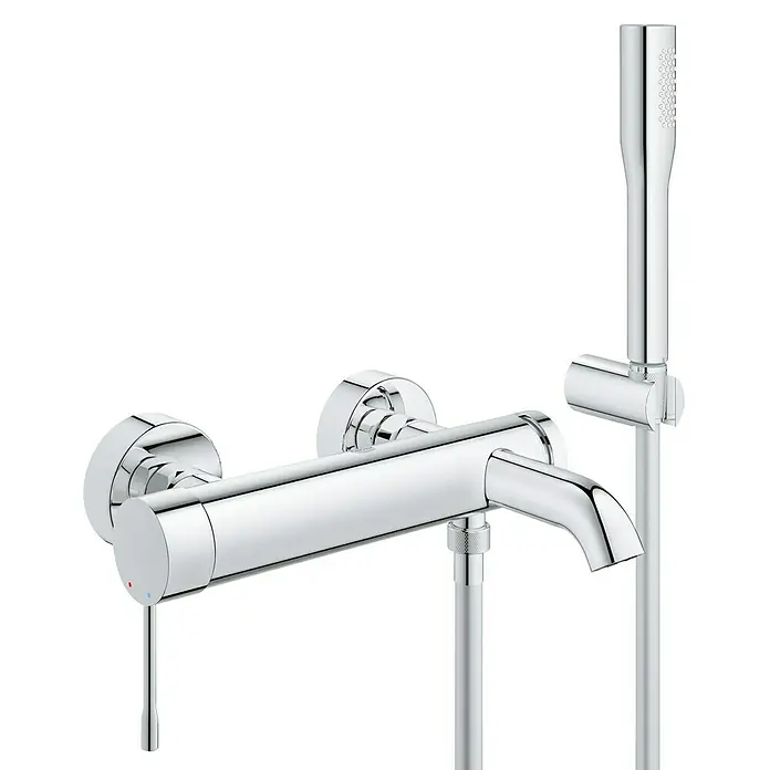 Grohe Essence Badewannenarmatur - Ausladung Armatur: 193 mm, Chrom, Glänzend, Handbrause - Eine glänzende Chrom-Armatur mit Handbrause vor einem schwarzen Hintergrund. Elegantes Design für moderne Badezimmer.