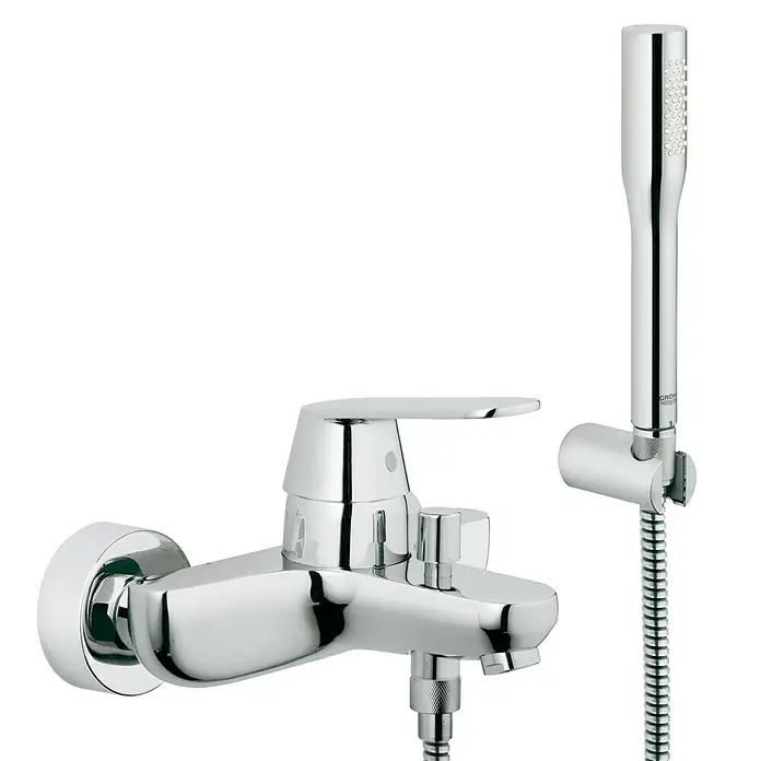 Grohe Eurosmart Cosmopolitan Badewannenarmatur - Chrom, Glänzend - Nahaufnahme eines glänzenden Chrom-Badewannenmischers mit Handbrause, der durch sein modernes Design besticht.