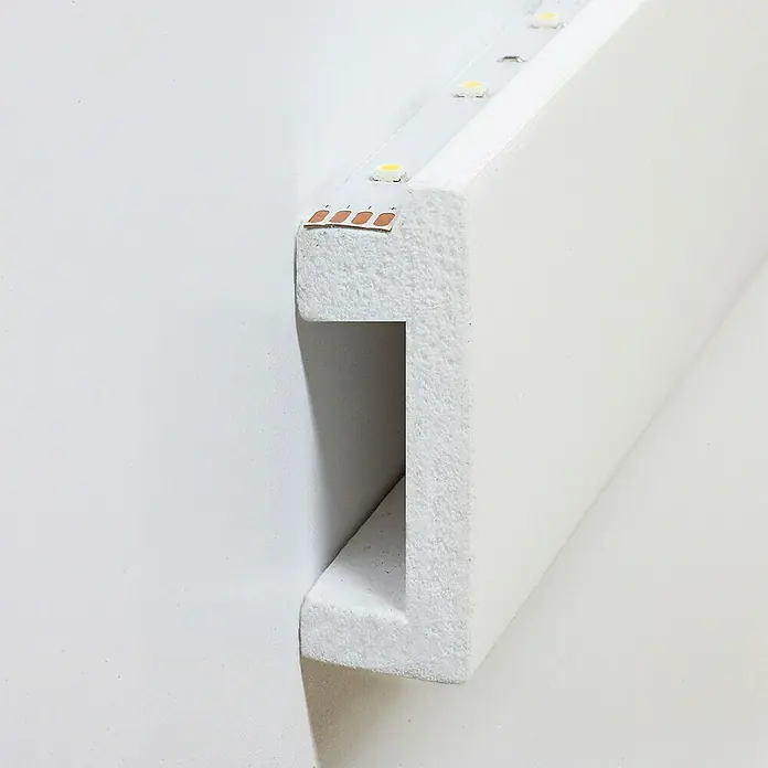 Wandleiste CU - Länge: 200 cm, Weiß - Nahaufnahme einer indirekten LED-Beleuchtung, die an einer weißen Wand angebracht ist. Ideal für stimmungsvolle Raumbeleuchtung.