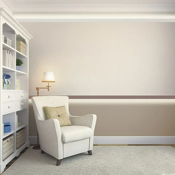 Wandleiste CU - Länge: 200 cm, Weiß - Einladender Wohnraum mit einem eleganten weißen Sessel, einer Bücherregal und einer sanften Beleuchtung für eine entspannte Atmosphäre.