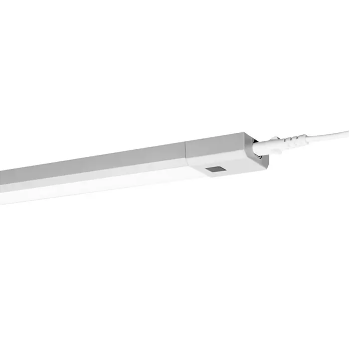 Ledvance LED-Unterbauleuchte Linear Slim Dim Sensor - Lichtfarbe: Warmweiß, 50 cm - Nahaufnahme einer weißen LED-Leuchte mit Stromkabel, ideal für Unterschränke. Das Licht ist hell und gleichmäßig.
