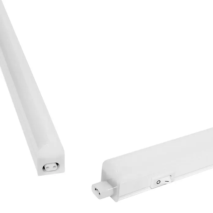 Ledvance LED-Lichtleiste Switch BattenL x B x H: 87,3 x 2,2 x 3 cm, Lichtfarbe: Neutralweiß, 10 W - Nahaufnahme einer weißen LED-Leuchte mit Stecker und Schalter, ideal für die Beleuchtung unter Schränken.