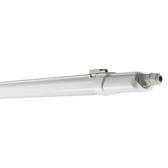 Osram Feuchtraumleuchte Submarine Slim - Länge: 152,5 cm, Lichtfarbe: Kaltweiß, 24 W, IP65 - Detailansicht einer LED-Leuchte mit Befestigungsklammer und Kabelverschraubung, ideal für Feuchträume und industrielle Anwendungen.