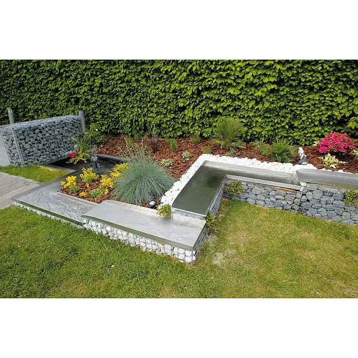 Ubbink Wasserfallschale WOLGA Erweiterungselement - 103 x 30 x 4 cm - Gartenteich mit Gabionenumrandung und Wasserfallkaskade, umgeben von Grünpflanzen. Moderne Gartengestaltung mit Naturstein und Wasserelementen.