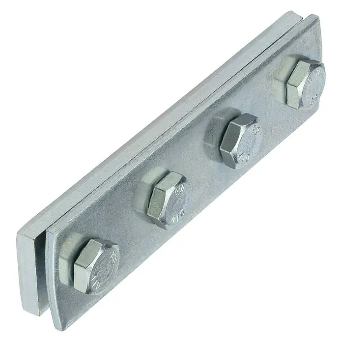 UBB Schienenverbinder - 27/18 + 28/30 - Metallverbinder mit vier Sechskantschrauben auf schwarzem Hintergrund für sichere Verbindungen in Bauprojekten. Robust und zuverlässig.