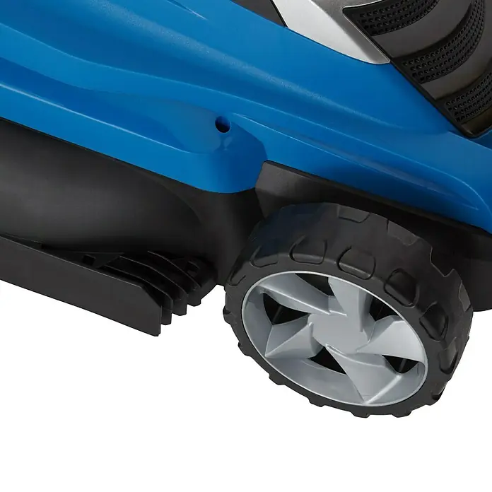 Hyundai Elektro-Rasenmäher LM3301E - 1.300 W, Schnittbreite: 33 cm - Nahaufnahme eines blauen Rasenmähers mit einem schwarzen Rad mit silberner Radkappe und einem schwarzen Gehäuse.