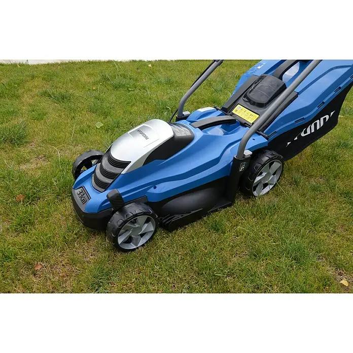 Hyundai Elektro-Rasenmäher LM3301E - 1.300 W, Schnittbreite: 33 cm - Blauer Hyundai-Rasenmäher auf Rasen, der sich ideal zum Schneiden und Pflegen Ihres Rasens eignet.