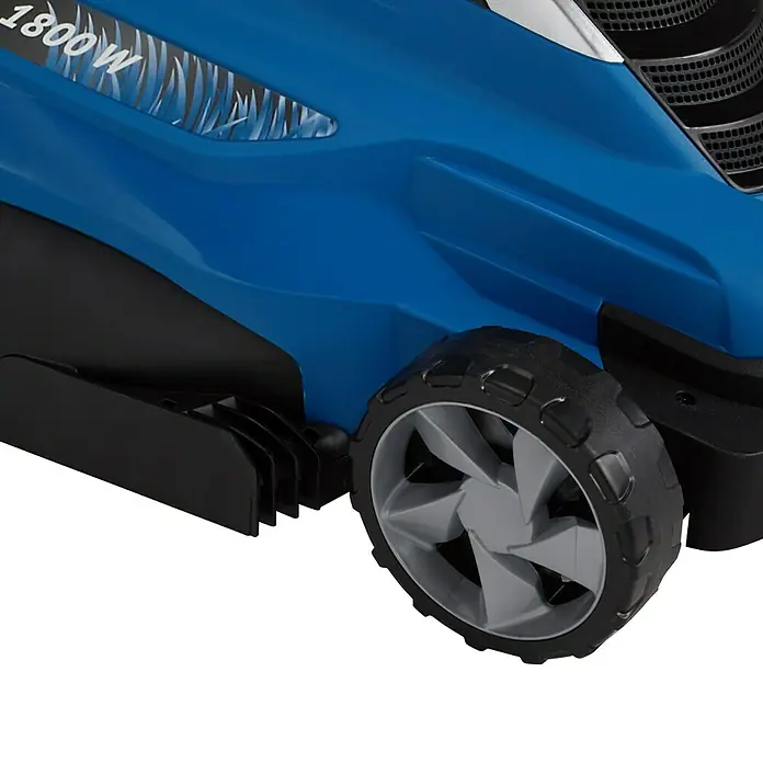 Hyundai Elektro-Rasenmäher LM4001E - 1.800 W, Schnittbreite: 40 cm - Detailansicht eines blauen Rasenmähers mit einem Rad und der Aufschrift 1800W.