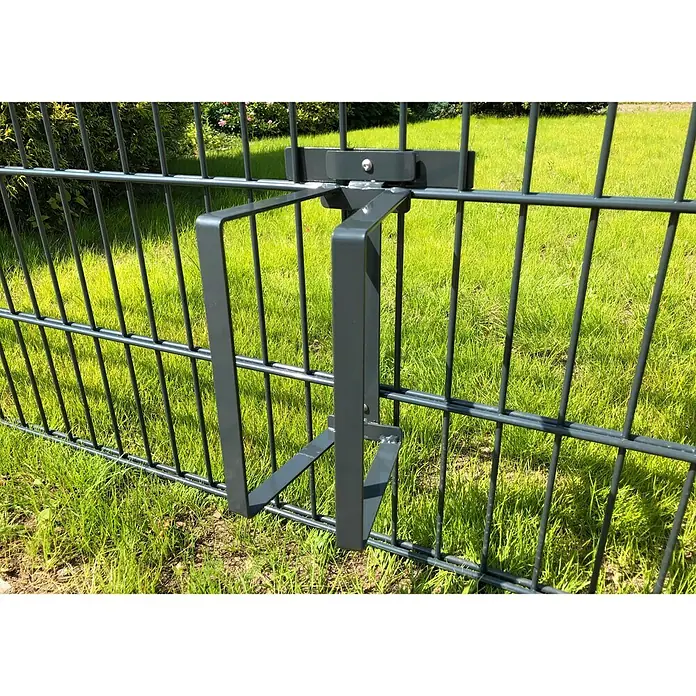 WMT Eindrehhalterung als Fahrradständer - Anthrazit - Nahaufnahme einer grauen Fahrradhalterung für einen Maschendrahtzaun. Die Halterung ist robust und funktional konzipiert.