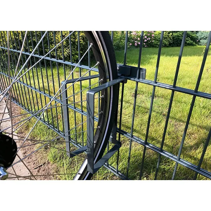 WMT Eindrehhalterung als Fahrradständer - Anthrazit - Nahaufnahme eines Fahrradständers am Zaun, der ein Fahrrad hält. Praktische Lösung zur Fahrradaufbewahrung im Freien, ideal für Gärten und Höfe.