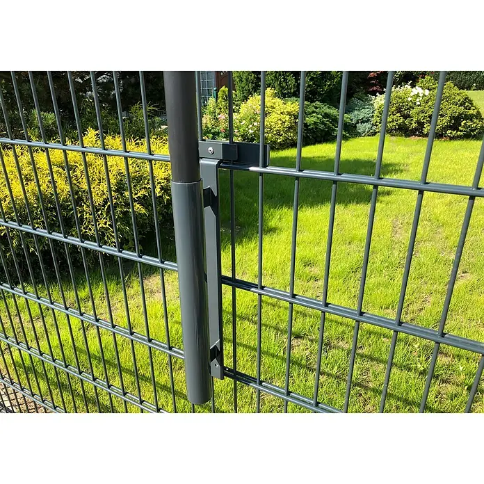 WMT Eindrehhalterung für Sonnenschirme - Anthrazit, Stahl - Doppelstabmattenzaunpfosten mit Halterung im Garten. Der Zaunpfosten ist grau und stabil.