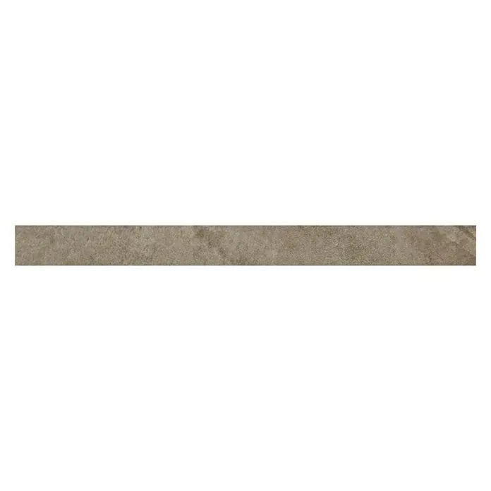 Sockelfliese Geostone - 7 x 80 cm, Braun, Glänzend - Ein länglicher, beiger Bordstein liegt vor einem schwarzen Hintergrund. Er wirkt rau und hat eine unebene Textur.