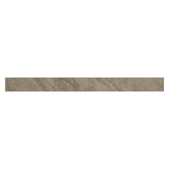Sockelfliese Geostone - 7 x 80 cm, Braun, Glänzend - Eine Nahaufnahme eines schmalen, rechteckigen Fliesenstücks mit einer strukturierten, sandfarbenen Oberfläche vor schwarzem Hintergrund.
