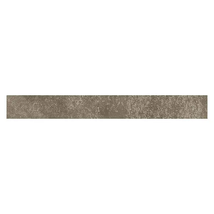Sockelfliese Geo - 7 x 60 cm, Braun, Schimmernd - Ein länglicher, rechteckiger Akzentstreifen in erdigen Tönen mit einer unregelmäßigen, leicht verwitterten Textur.