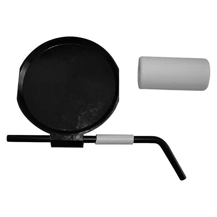 Duravit Klappenscharnier Duraplus - Edelstahl - Nahaufnahme eines runden schwarzen Metallbehälters, einer Stange mit Klebeband und eines weißen zylindrischen Gegenstands.