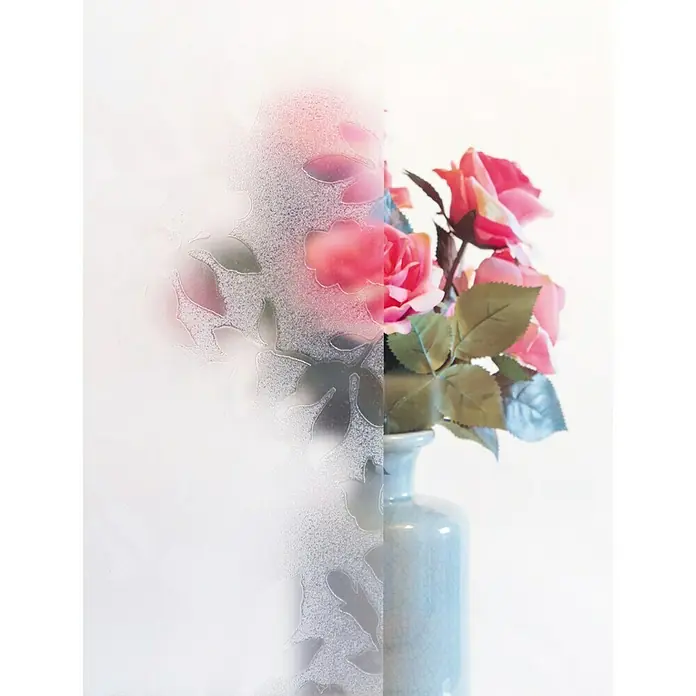 D-c-fix Static Glasfolie Spring - 150 x 67,5 cm, Transluzent, Statisch haftend - Nahaufnahme einer Vase mit Rosen, teilweise durch eine strukturierte Glasscheibe verdeckt, die ein verschwommenes Rosenmotiv zeigt.